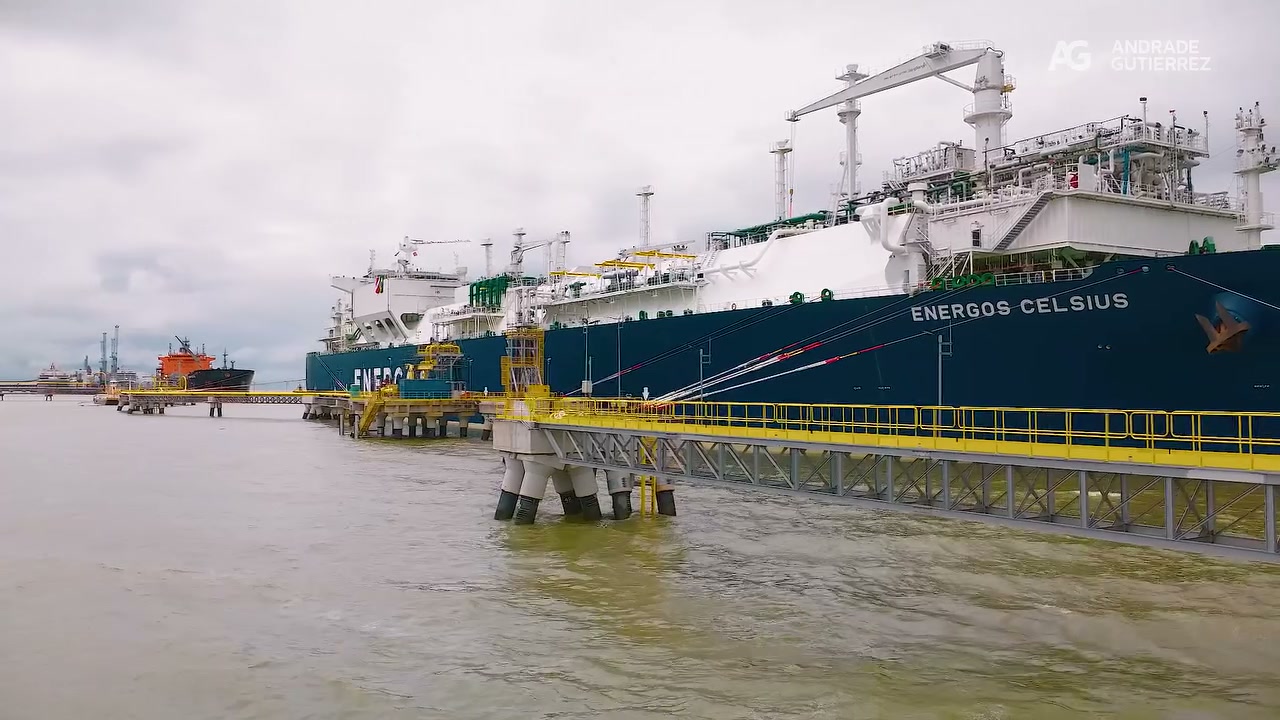 Operação fluvial em terminal industrial na Amazônia
